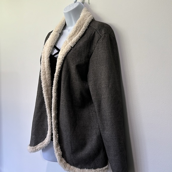 Fur lined coat - Picture 2 of 3